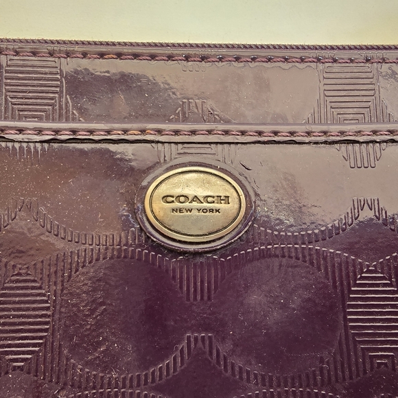 Purple Coach purple plum mini bag wristlet patent leather embossed - Picture 5 of 14